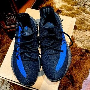 Yeezy men 8.5 slightly used